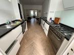 Moderne witte keuken met grepen, Ophalen, Wit, Graniet of Steen, Dubbelwandige keuken