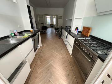 Moderne witte keuken met grepen beschikbaar voor biedingen