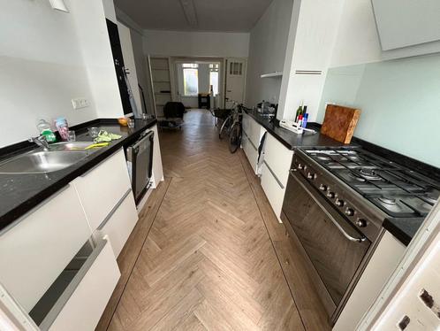 Moderne witte keuken met grepen, Huis en Inrichting, Keuken | Complete keukens, Zo goed als nieuw, Dubbelwandige keuken, Wit, Graniet of Steen