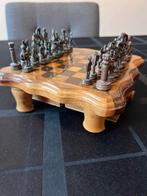 Handgemaakt schaakbord van olijfhout / metalen schaakstukken, Hobby en Vrije tijd, Gezelschapsspellen | Bordspellen, Ophalen of Verzenden