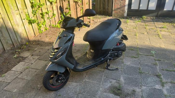 PIAGGIO ZIP 49cc 4T 2022, Fietsen en Brommers, Scooters | Piaggio, Zo goed als nieuw, Zip, Maximaal 45 km/u, Benzine, Ophalen