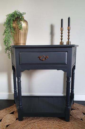 Gerestyld houtskool zwarte brocante kast met lade en details beschikbaar voor biedingen