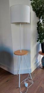 Vloerlamp met tafeltje, Huis en Inrichting, Lampen | Vloerlampen, Ophalen, Zo goed als nieuw, 150 tot 200 cm