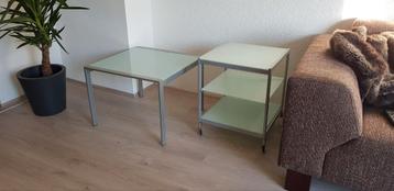 2 x bijzettafel van melkglas en aluminium/staal beschikbaar voor biedingen