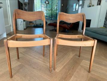 Twee Niels Otto Deens design teak eetkamerstoelen (frame) beschikbaar voor biedingen