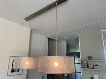 Twee hanglampen voor boven tafel beschikbaar voor biedingen