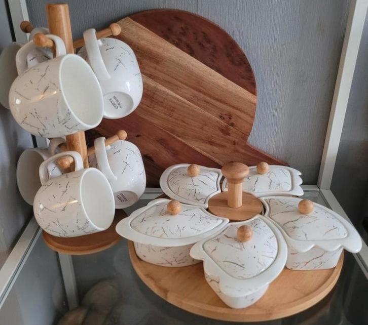 Mooie set met mokken en draaiplateau met schaaltjes, Huis en Inrichting, Keuken | Servies, Zo goed als nieuw, Kop(pen) en/of Schotel(s)