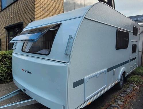 Adria Aviva 522pt juli 2025 6p fietsendr. voortent, airco, Caravans en Kamperen, Caravans, Particulier, tot en met 6, 1000 - 1250 kg