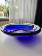 Schaal van (blauw) glas, 27 cm doorsnede, Huis en Inrichting, Woonaccessoires | Schalen en Manden, Ophalen, Gebruikt, Schaal, Rond