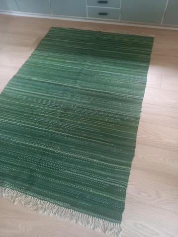 Groen geweven kleed van hergebruikt katoen beschikbaar voor biedingen