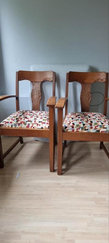 2 Antieke Eikenhouten Stoelen met Armleuning beschikbaar voor biedingen