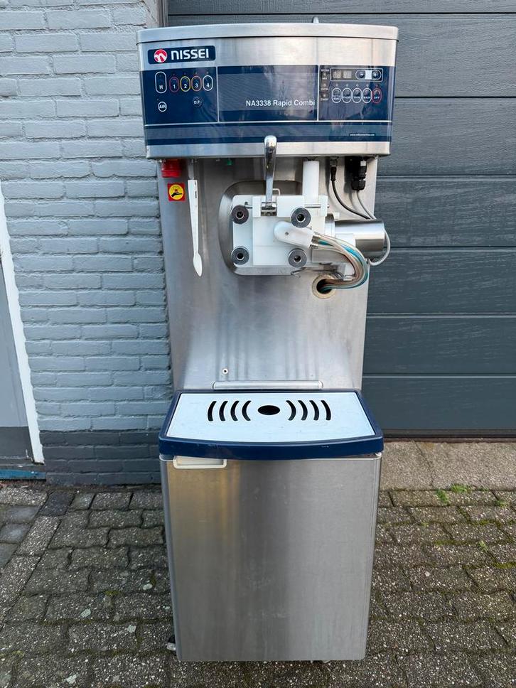 Nissei Softijsmachine met 4 soorten milkshake - slechts 8 jr, Witgoed en Apparatuur, IJsmachines, Gebruikt, Ophalen