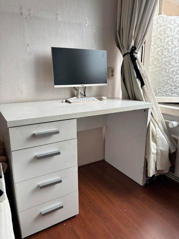 Wit bureau met lades