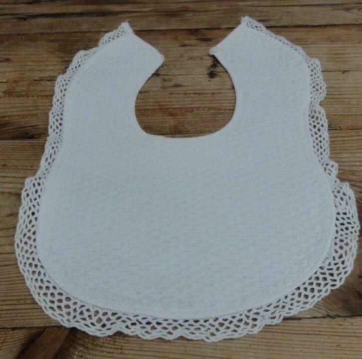 Wit Frans brocante gewatteerd slabbertje met kant, pop/ baby, Antiek en Kunst, Curiosa en Brocante, Ophalen of Verzenden