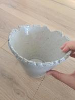 Grijze bloempot met gekartelde rand, Ophalen of Verzenden, Rond, Aardewerk, Minder dan 25 cm