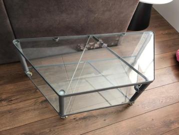 Tuintafel met glasplaten en wieltjes beschikbaar voor biedingen