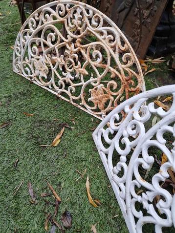 2 halfronde gietijzeren deurmatten (brocante) beschikbaar voor biedingen