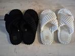 SALE! 2 paar fluffy slippers zwart en wit samen voor 5 euro!, Kleding | Dames, Schoenen, Ophalen of Verzenden, Nieuw, Slippers