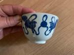 Antiek Chinees Theekopje met Blauwe Decoratie (beschadigd), Ophalen of Verzenden