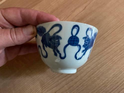 Antiek Chinees Theekopje met Blauwe Decoratie (beschadigd), Antiek en Kunst, Antiek | Porselein, Ophalen of Verzenden