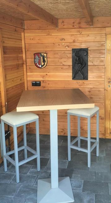 Bartafel met 2 krukken - Zo goed als nieuw beschikbaar voor biedingen