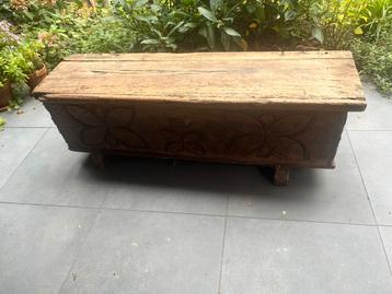Oude houten dekenkist beschikbaar voor biedingen