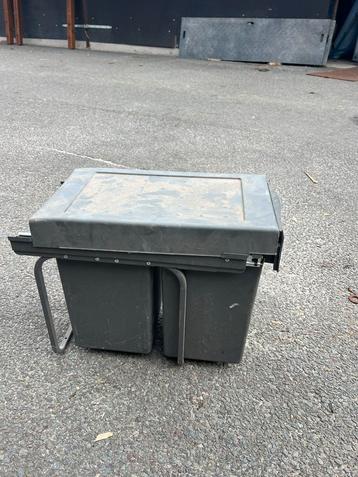 Prullenbak 2 delig uitschuifbaar beschikbaar voor biedingen