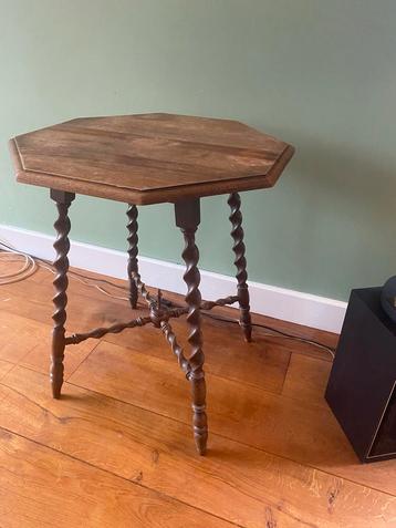 Vintage bijzettafel met gedraaide poten beschikbaar voor biedingen