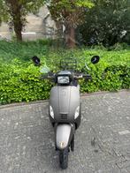 Mooie Riva snorscooter met hoogscherm, Fietsen en Brommers, Snorfietsen en Snorscooters, Ophalen of Verzenden, Gebruikt, Benzine