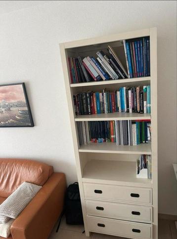 Boekenkast beschikbaar voor biedingen