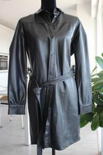 Trendy zwarte faux-leather overhemdjurk – tijdloos & stoer,, Jessica, Zwart, Maat 42/44 (L), Ophalen of Verzenden