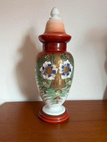 Antieke opaline vaas met deksel beschikbaar voor biedingen