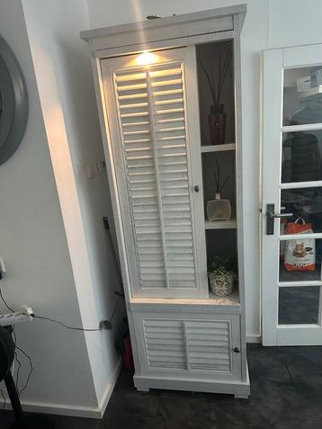 Industriële kast met ledverlichting  beschikbaar voor biedingen