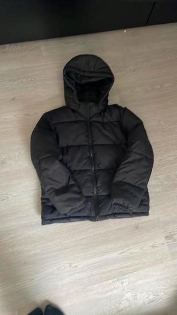 Zwarte puffer jas beschikbaar voor biedingen