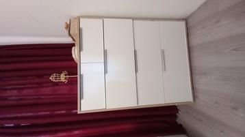 Mooie kast beschikbaar voor biedingen