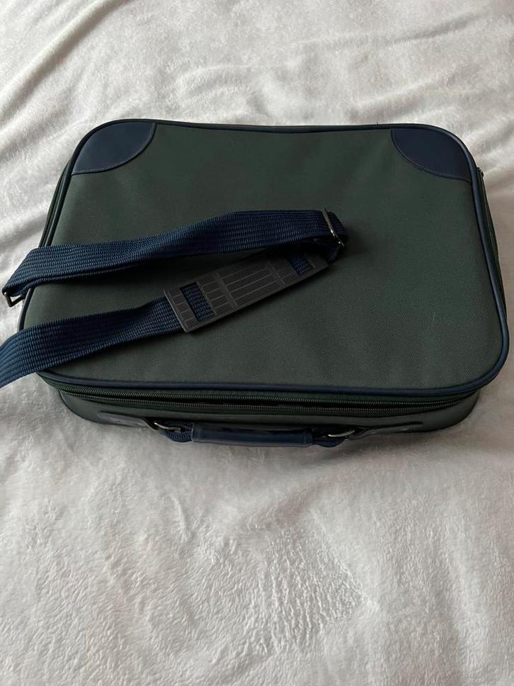 Nooit gebruikt , olijfgroen/ Blauw Laptoptas, Computers en Software, Laptoptassen, Zo goed als nieuw, 17 inch of meer, Ophalen of Verzenden