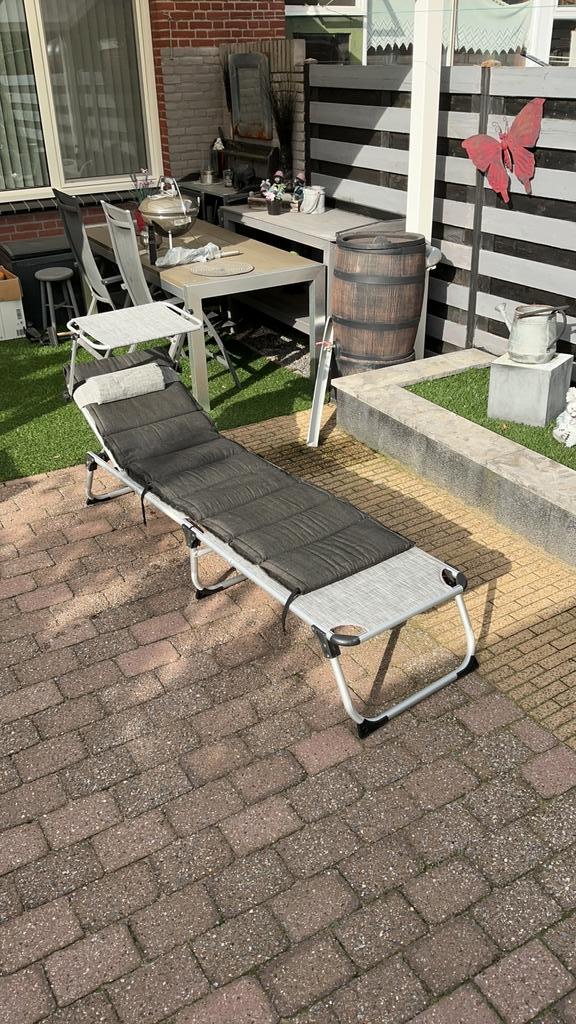 Ligbed grijs met antraciet ligkussen, Tuin en Terras, Ligbedden, Zo goed als nieuw, Aluminium, Inklapbaar, Verstelbaar, Ophalen