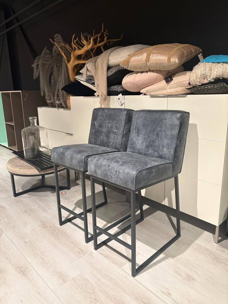 Twee leder counterstoelen in prachtig country leder