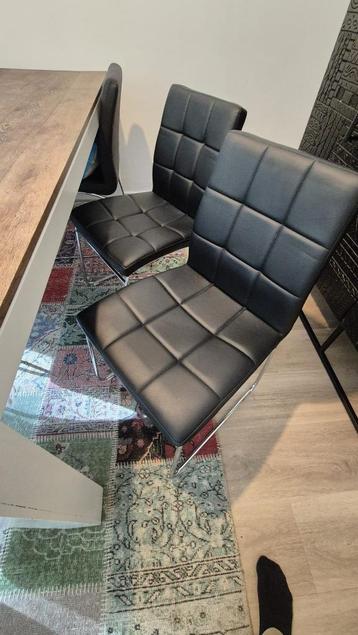 Houten eettafel + 6 stoelen beschikbaar voor biedingen