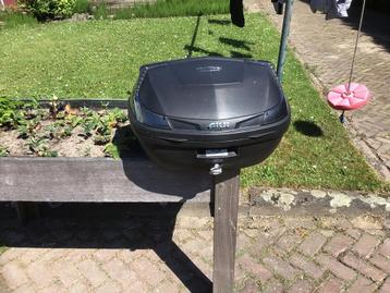 Koffer voor op een motor beschikbaar voor biedingen