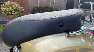 Vespa primavera sprint zadel luxe custom made by Meneer Sam  beschikbaar voor biedingen