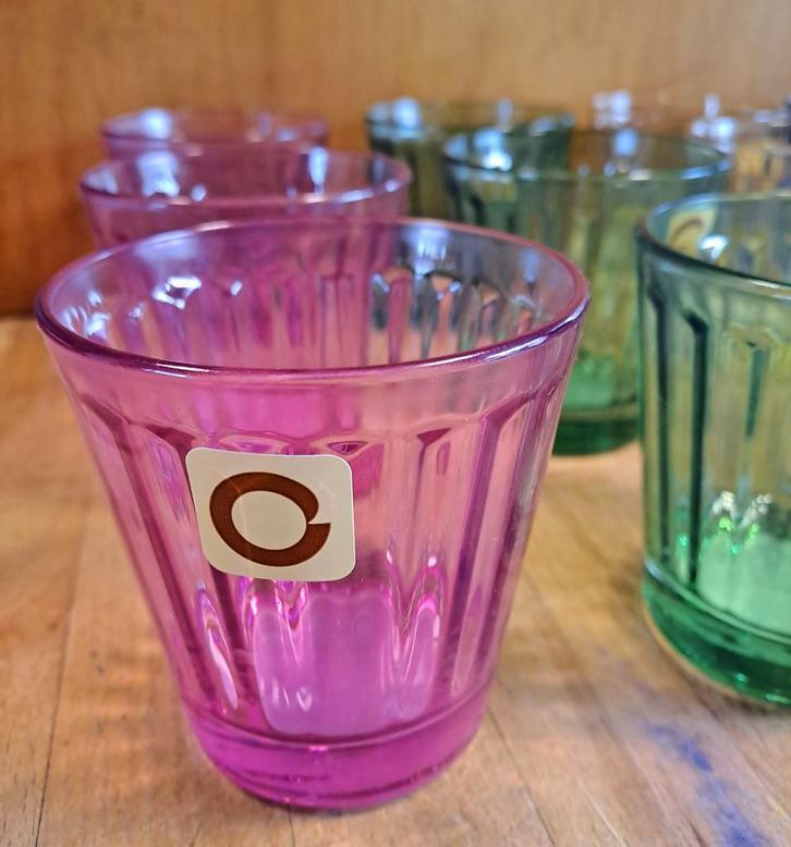 Set van 12 gekleurde geribbelde drinkglazen, Huis en Inrichting, Keuken | Servies, Zo goed als nieuw, Glas of Glazen, Effen, Glas