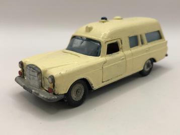 Matchbox Lesney K-6 Mercedes Benz Ambulance REPAINT - M5 beschikbaar voor biedingen