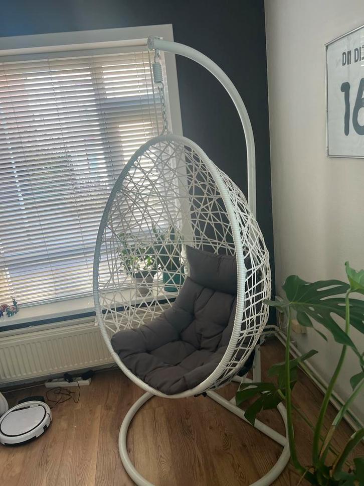 Mooie hangstoel / ei-stoel – wit met grijs kussen, Huis en Inrichting, Stoelen, Zo goed als nieuw, Eén, Kunststof, Wit, Ophalen