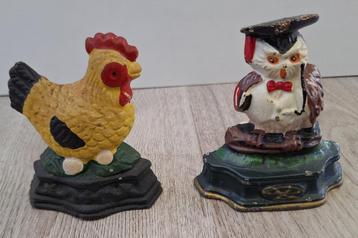 Twee antieke deurstoppers van ijzer, een kip en een uil beschikbaar voor biedingen