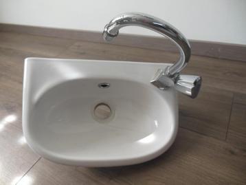 wasbakje voor het toilet beschikbaar voor biedingen