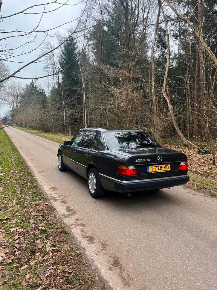Mercedes-Benz Mercedes 1993 Zwart, Auto's, Mercedes-Benz, Particulier, E-Klasse, Benzine, Sedan, Handgeschakeld, Geïmporteerd
