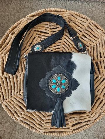 Zwart/Witte koeienhuid tas Ganesha met turquoise stenen. beschikbaar voor biedingen