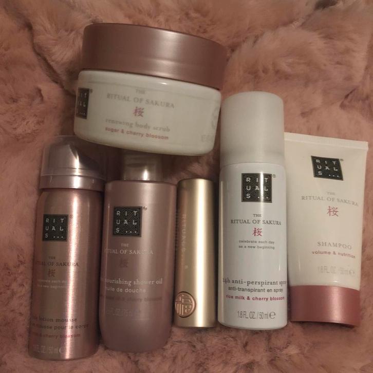 Rituals Sakura cadeau set, Sieraden, Tassen en Uiterlijk, Uiterlijk | Lichaamsverzorging, Nieuw, Bodylotion, Crème of Olie, Ophalen
