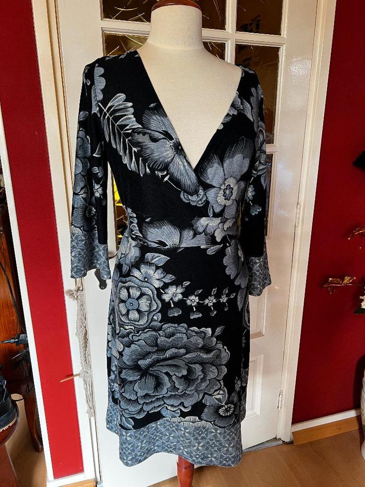 jurk met grijze bloemen, Kleding | Dames, Jurken, Zo goed als nieuw, Maat 38/40 (M), Grijs, Boven de knie, Ophalen of Verzenden